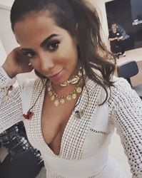Fotos gata Anitta no MultiShow causando com decote enorme