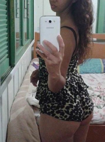 Morena bunduda levantando vestido mostrando calcinha e bunda - SP
