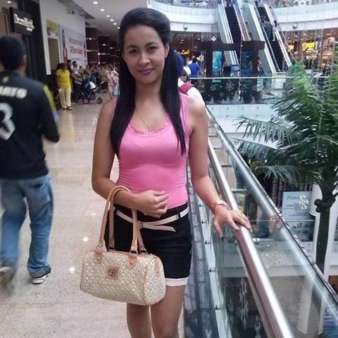 Peruana safada divertindo tocando siririca no almoço do serviço